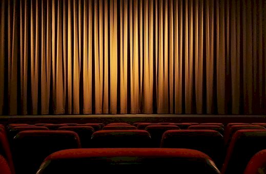 Cinema e teatri, arrivano le riaperture tra perplessità e incertezza