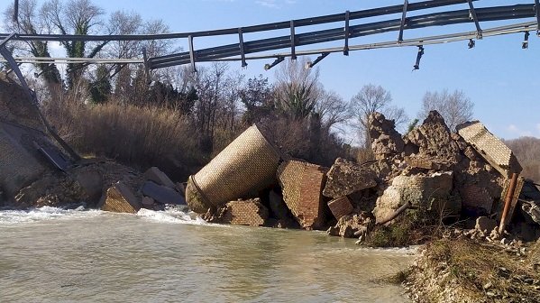 Il ponte di Guastacconcio è crollato. Le parole del sindaco: «Poteva succedere un disastro indicibile»