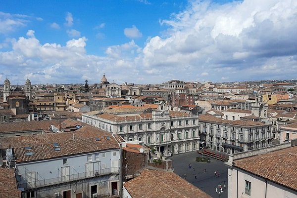 Cosa accade a Catania, città dove tra due mesi e mezzo si voterà?